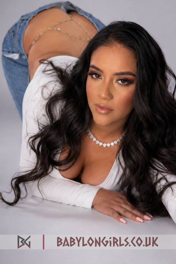Petite-Brunette-Latina-Terceira girl brunette, 34C