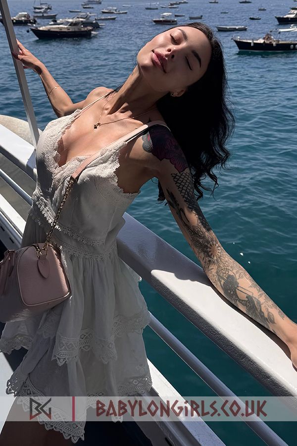 5ft 5, 34C, peachy brunette Lina