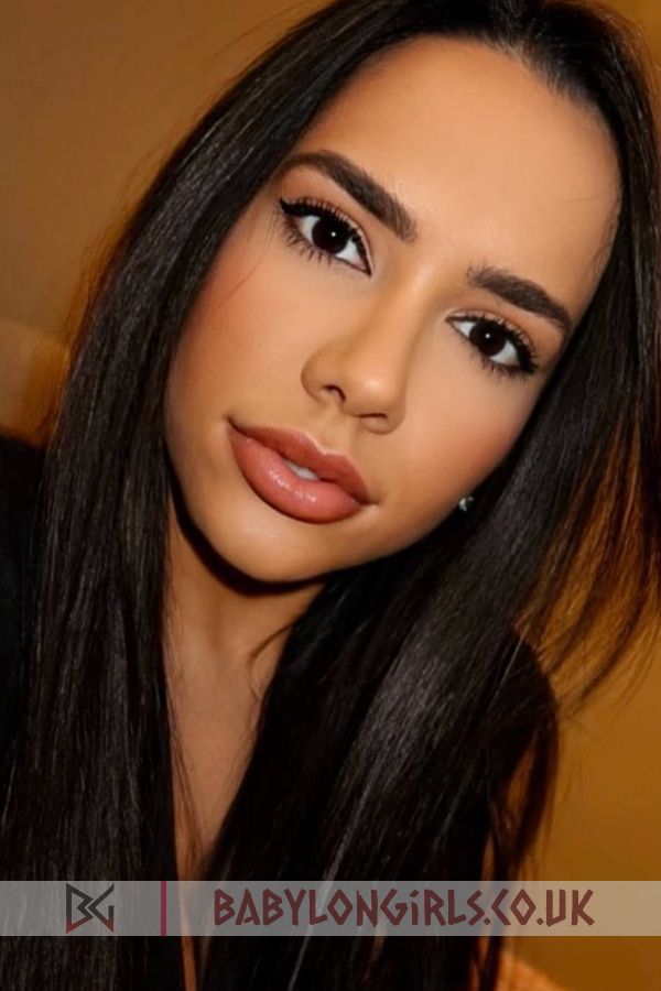 Nicoletta impressive brunette, 34C