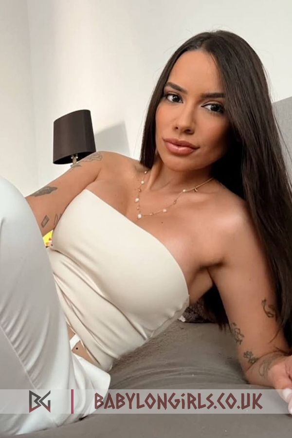 Fascinating brunette Nicoletta 