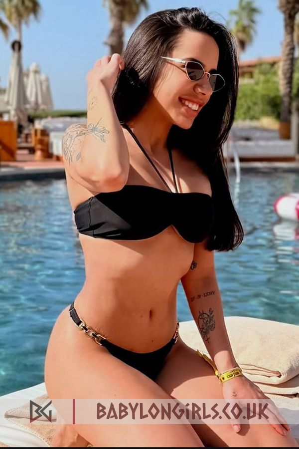 5ft 3, 34C, aesthetic brunette Nicoletta