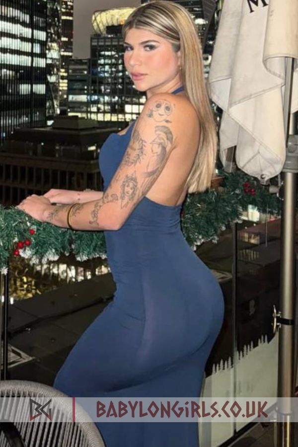 Teen-Latina-Escort-Nanika luxury blonde, 34C