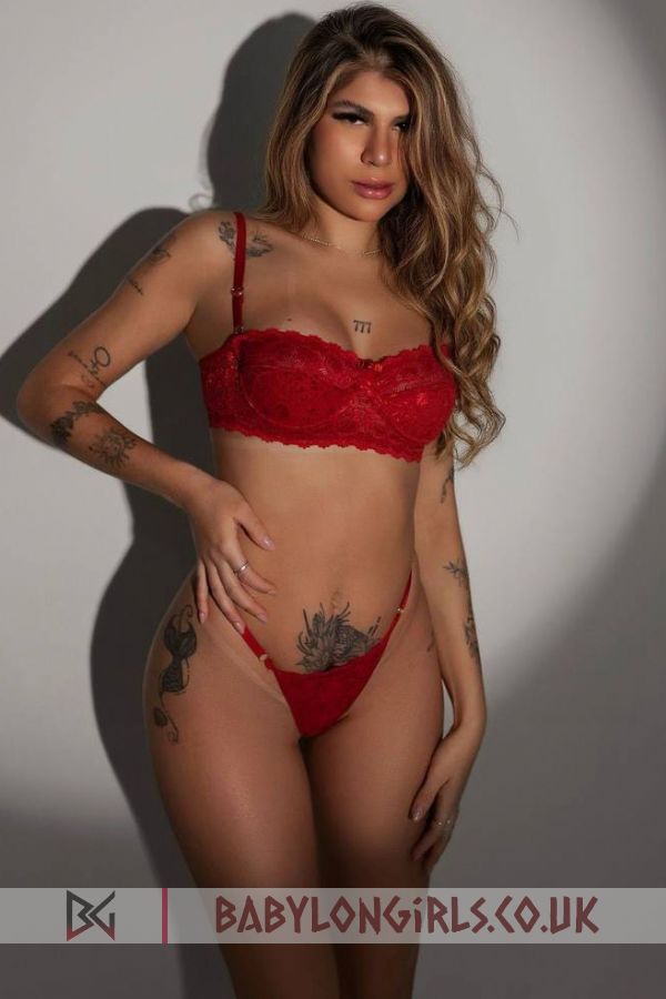 Elegant blonde Teen-Latina-Escort-Nanika 