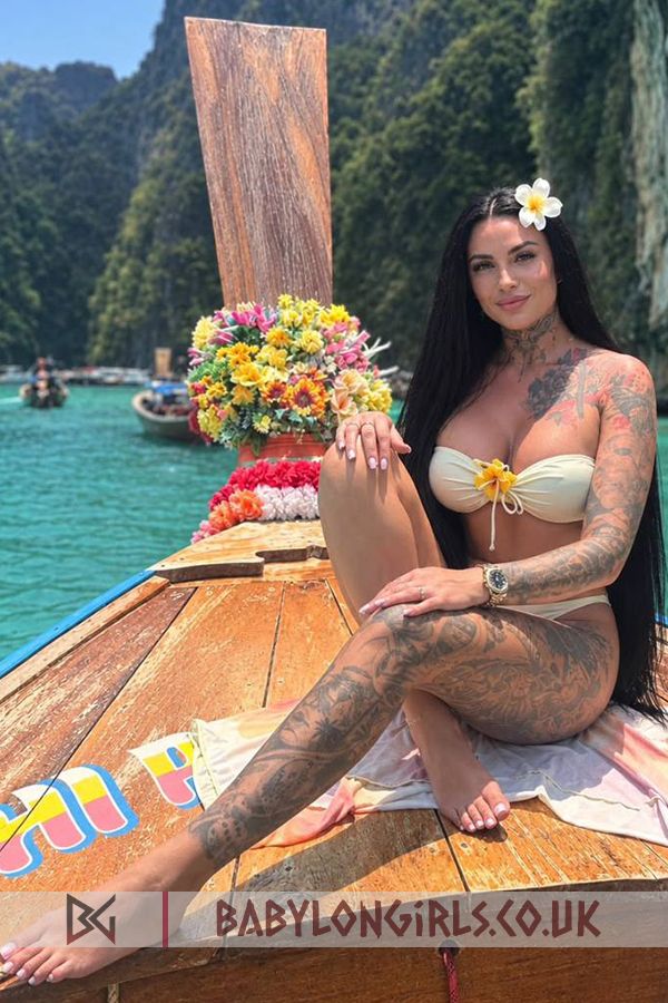Fabulous brunette Medeya 
