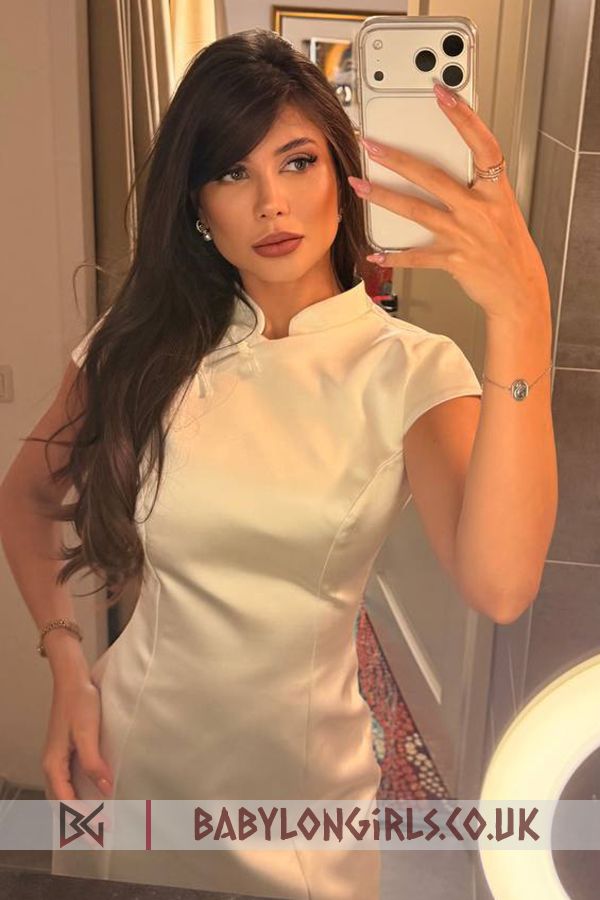 Senalda fine brunette, 34C