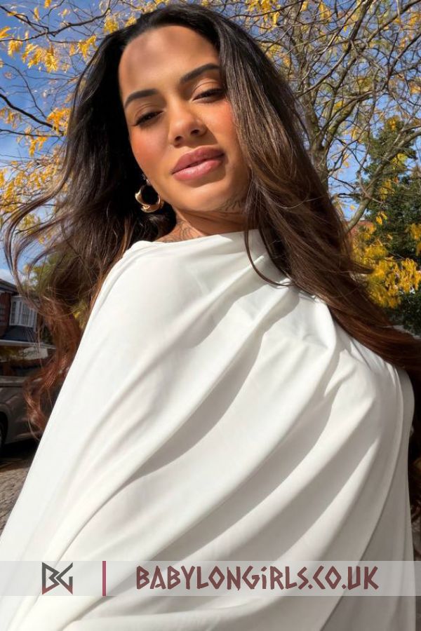 5ft 4, 34C, alluring brunette Sherida