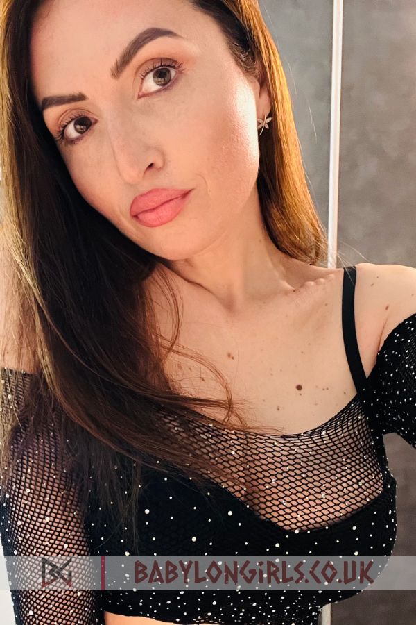 5ft 5, 34D, likable brunette Anabelle